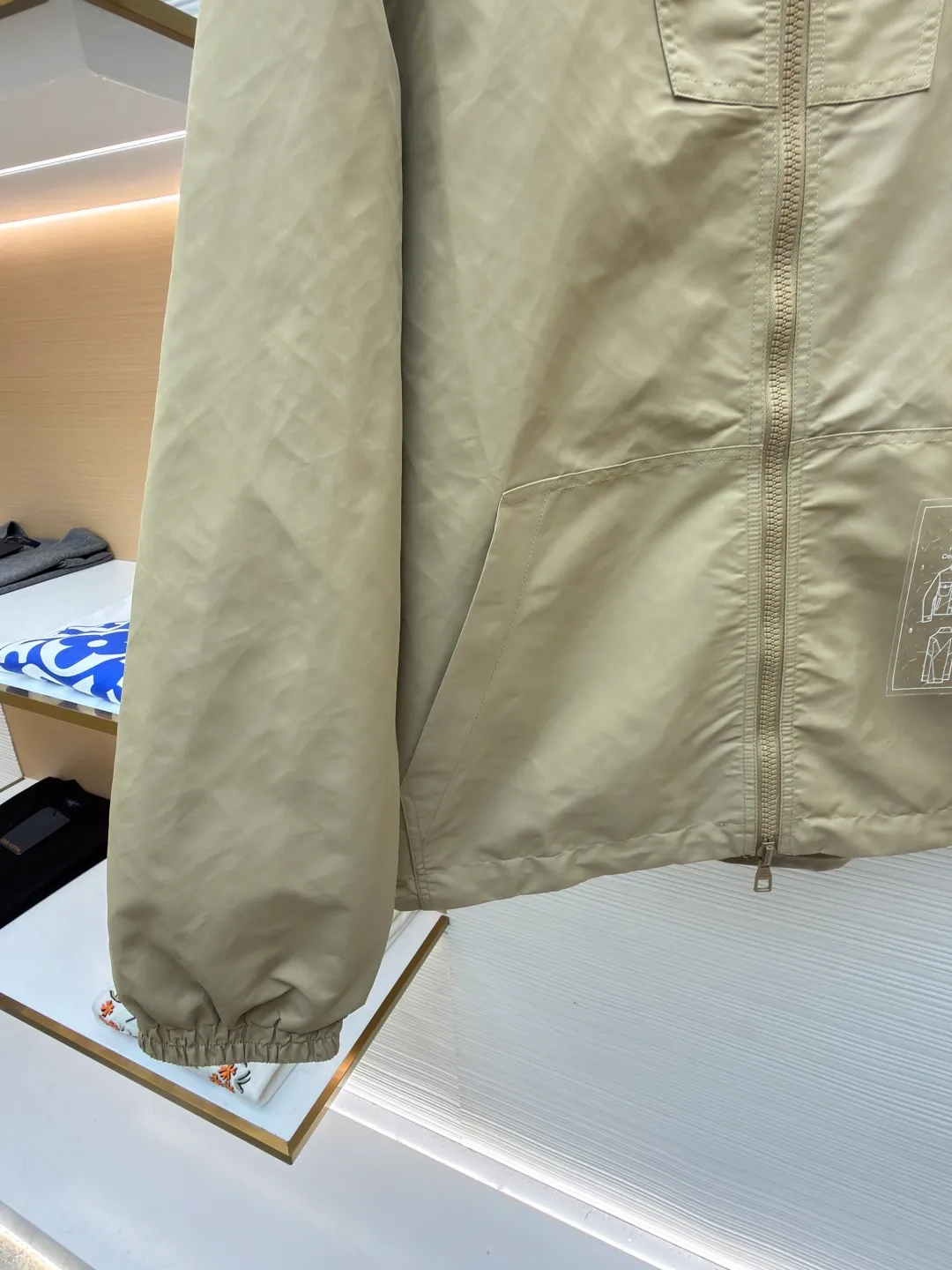 LOUIS VUITTON double-sided windproof pin jacket ●Original version: Purchased and developed for 22800 ●Item number: 1682085-C55 ●Fabric: polyester fiber fabric ●Technology: jacquard production ●Color: khaki ●Version: fitted version ●Weight: about 545 grams ●Size: 44-46-48-50 ●Description: The solid color fabric is made of nylon encrypted matt twill, and the jacquard fabric on the other side is made of 50D nylon yarn-dyed jacquard fabric. The solid color front panel is laser-burned, hand-made of white copper, with a triangular pin with logo and glossy finish. The front pocket uses a hardware keychain to hang a folding clothing tag, and the jacquard letters on the front chest placket are made of single-piece handmade It is cut manually, and all the pieces are numbered. The pockets are also cut with the original number. The fabric is relatively light and silky, and it takes time to cut accurately. It is equipped with a double-circulation puller 5# orbital zipper in the front and center. The hem and hood are worn with spiral elastic ropes with ring anti-slip buckles, square pig nose buckles with logo, and all holes are punched with hardware and logo on cloth-colored eyelets. The overall wiring is straight and delicate, the fabric is comfortable and soft, and the color is consistent without color difference. It can be matched with the same style to create a fashionable look and control various occasions. Customized accessories, complete with three standards, same style for men and women!